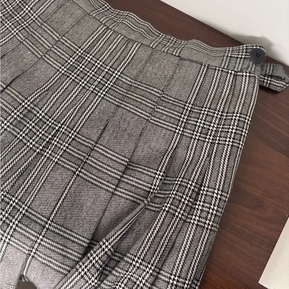 Women's Plaid Pleated Mini Skirt - Gray - Picture 6 of 7